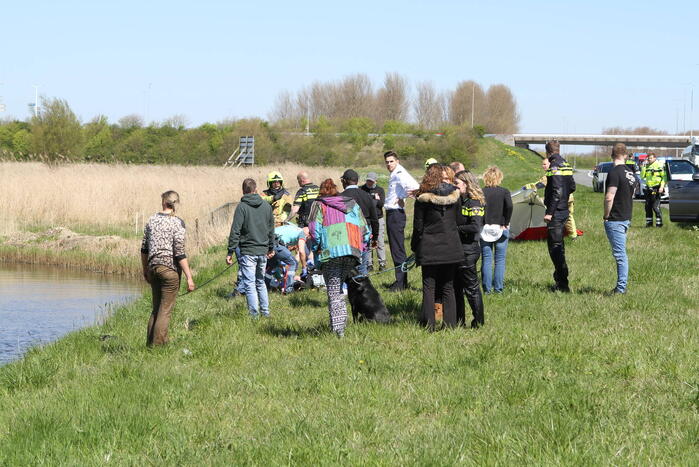 Auto ondersteboven te water geraakt