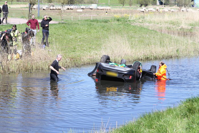 Auto ondersteboven te water geraakt