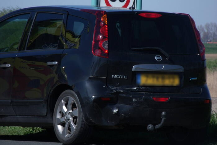 Schade na botsing tussen twee voertuigen