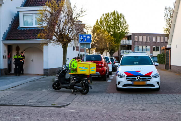 Scooterrijder ten val bij botsing met bestelbus