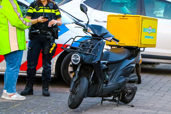 Scooterrijder ten val bij botsing met bestelbus