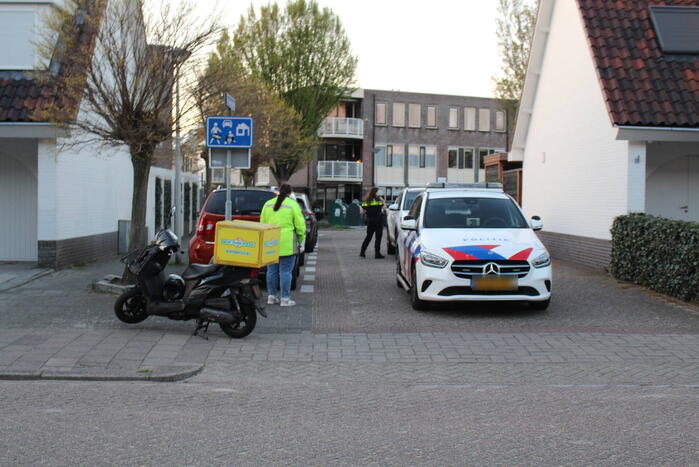 Scooterrijder ten val bij botsing met bestelbus
