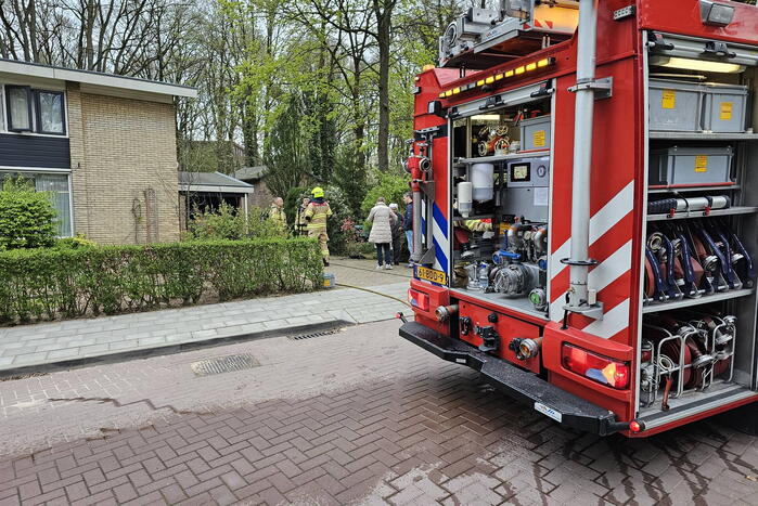 Brand in garage bewoners gewekt door buren