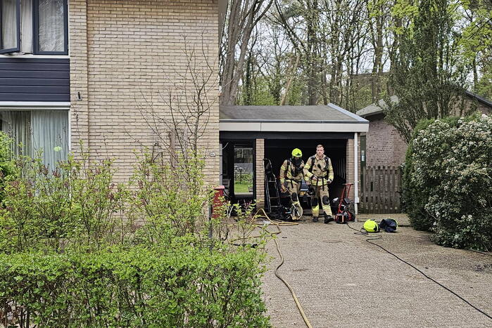 Brand in garage bewoners gewekt door buren