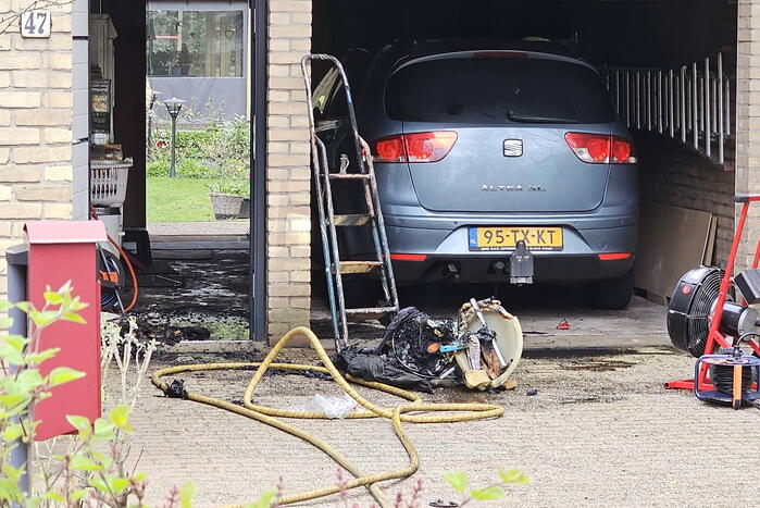 Brand in garage bewoners gewekt door buren