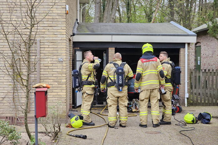 Brand in garage bewoners gewekt door buren
