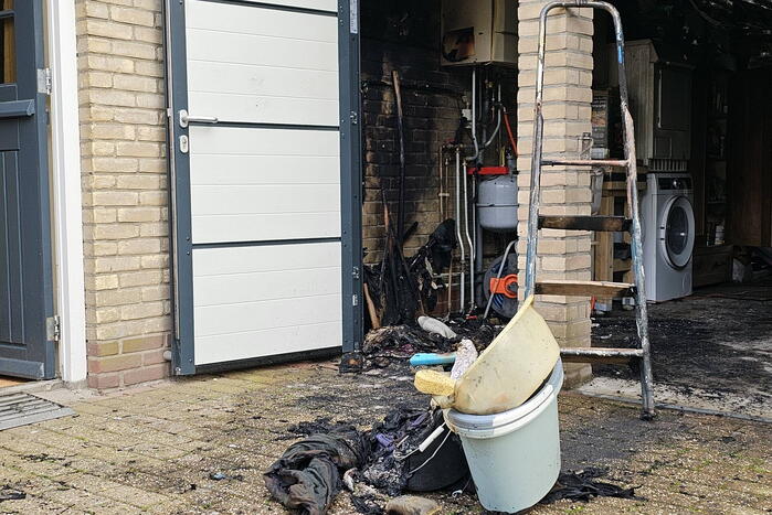 Brand in garage bewoners gewekt door buren
