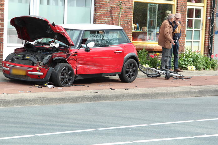 Twee auto's en fietser betrokken bij ongeval