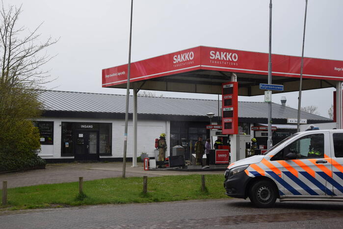 Automobilist rijdt pompinstallatie omver