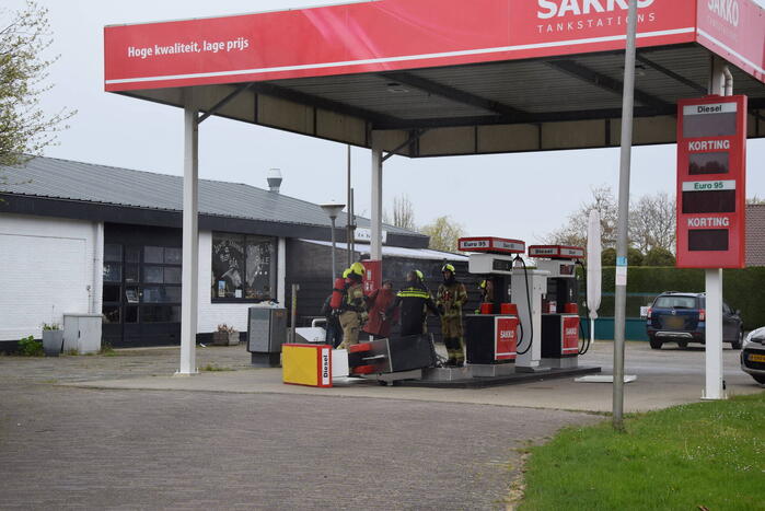 Automobilist rijdt pompinstallatie omver