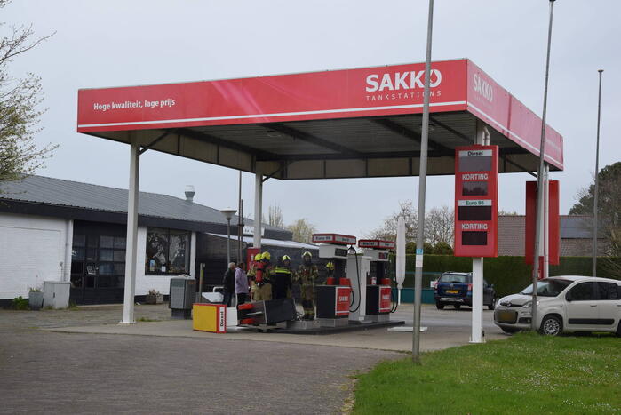 Automobilist rijdt pompinstallatie omver