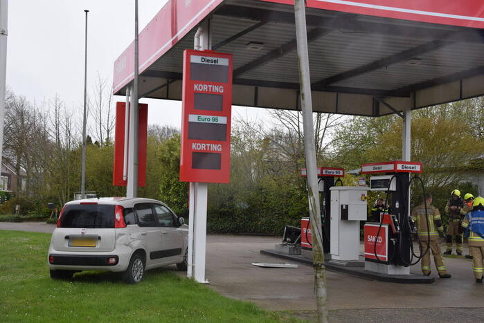 Automobilist rijdt pompinstallatie omver
