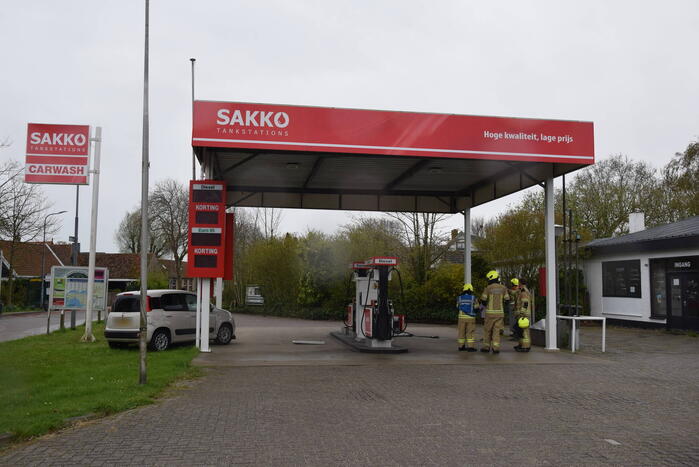 Automobilist rijdt pompinstallatie omver