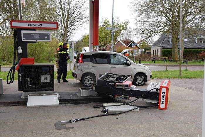 Automobilist rijdt pompinstallatie omver