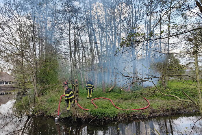 Flinke vlammen bij brand in boomwal