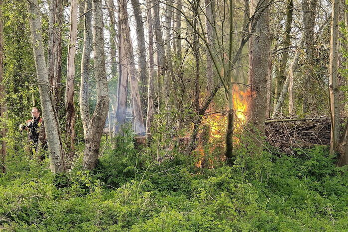 Flinke vlammen bij brand in boomwal