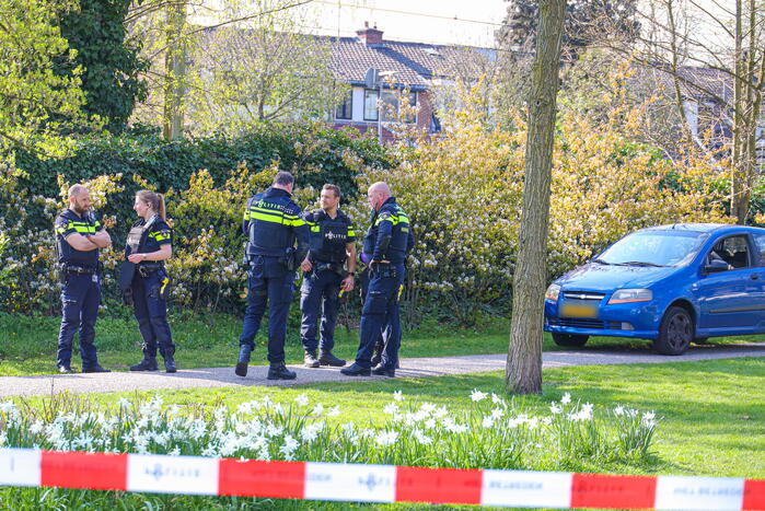 Drie donker getinte jongens gezocht