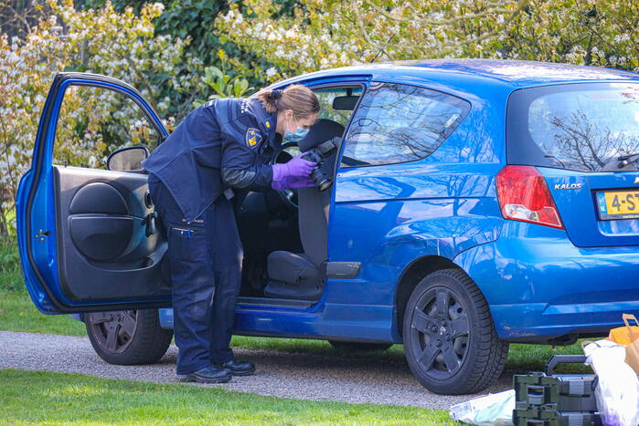 Drie donker getinte jongens gezocht