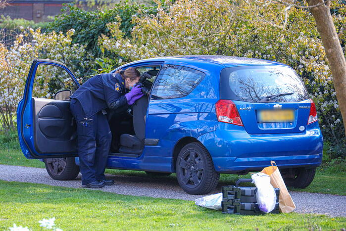 Drie donker getinte jongens gezocht