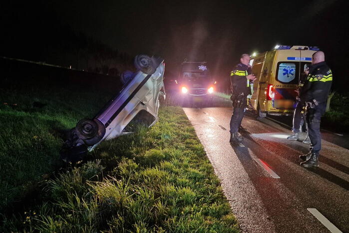 Automobilist crasht de greppel in