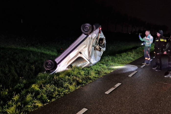 Automobilist crasht de greppel in