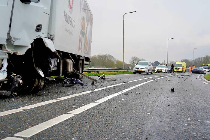 Ravage na botsing tussen auto en vrachtwagen