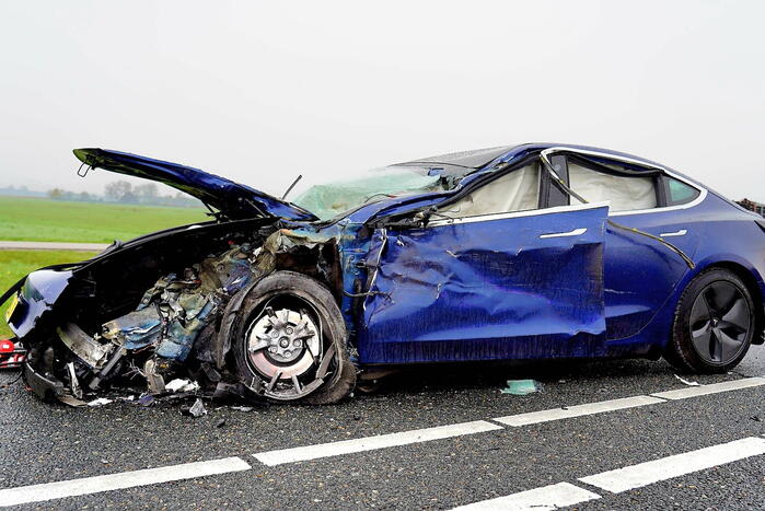 Ravage na botsing tussen auto en vrachtwagen