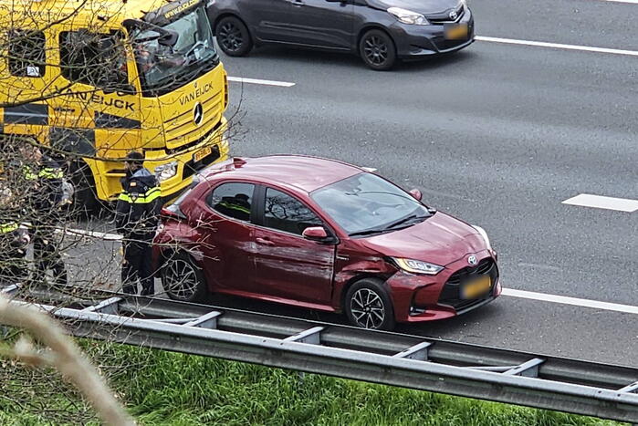 Automobilist duikt de vanrail in