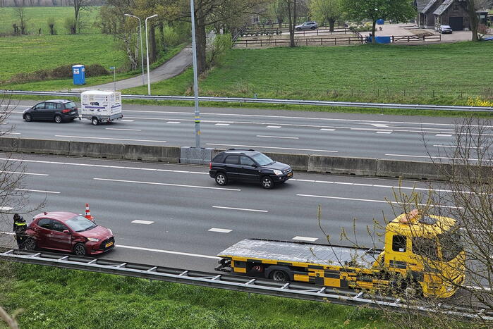 Automobilist duikt de vanrail in