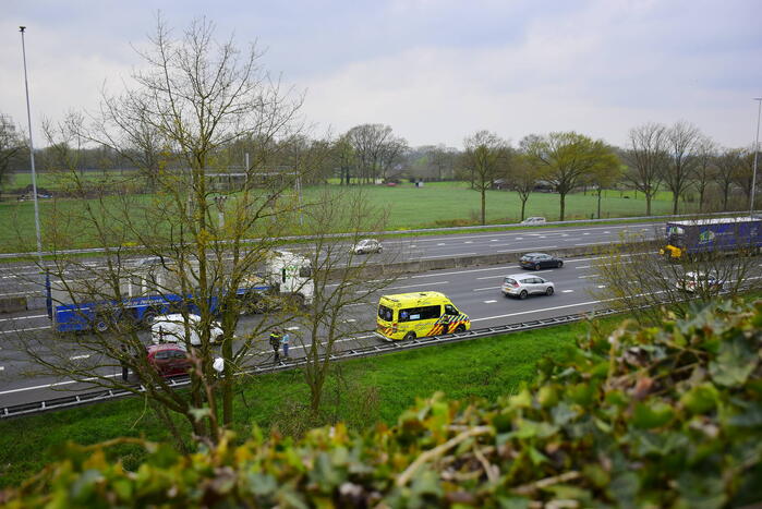 Automobilist duikt de vanrail in