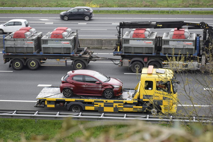 Automobilist duikt de vanrail in