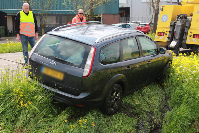 Auto belandt in naastgelegen sloot
