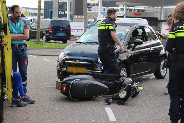 Brommerrijder en opzittende gaan onderuit bij botsing met auto