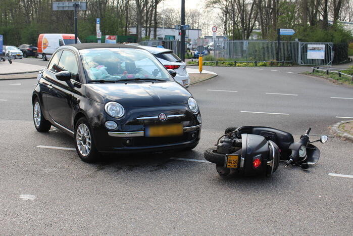 Brommerrijder en opzittende gaan onderuit bij botsing met auto