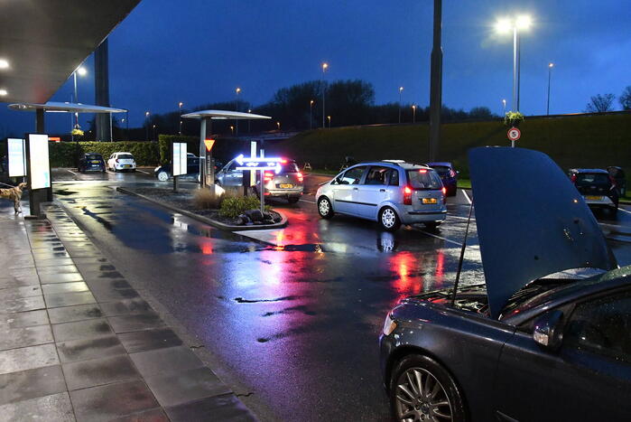 Automobiliste stopt voor rook onder motorkap