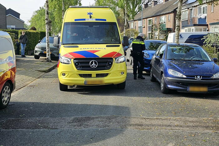 Vrouw klem tussen portier, bestuurder doorgereden