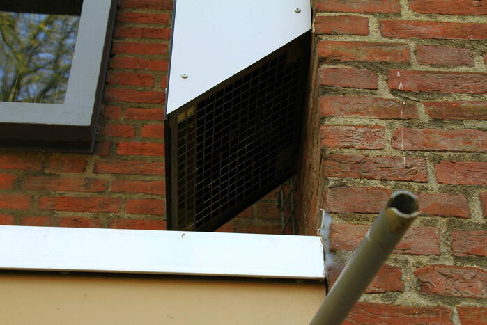 Brandweer bevrijdt opgesloten kraai