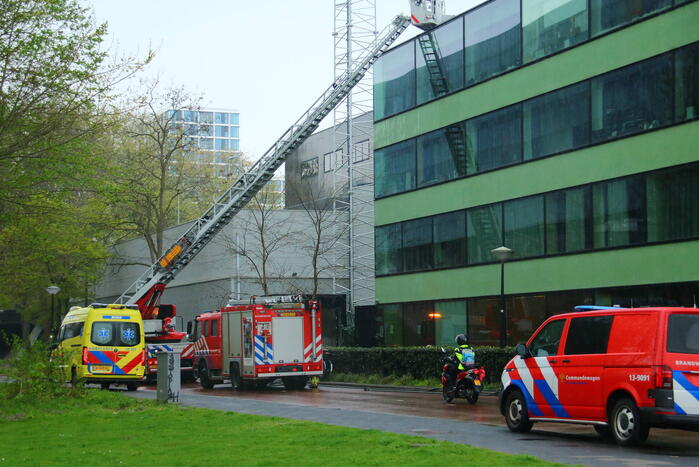 Persoon ademt rook in bij brand