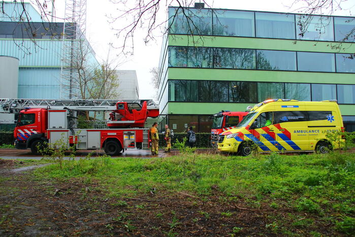 Persoon ademt rook in bij brand
