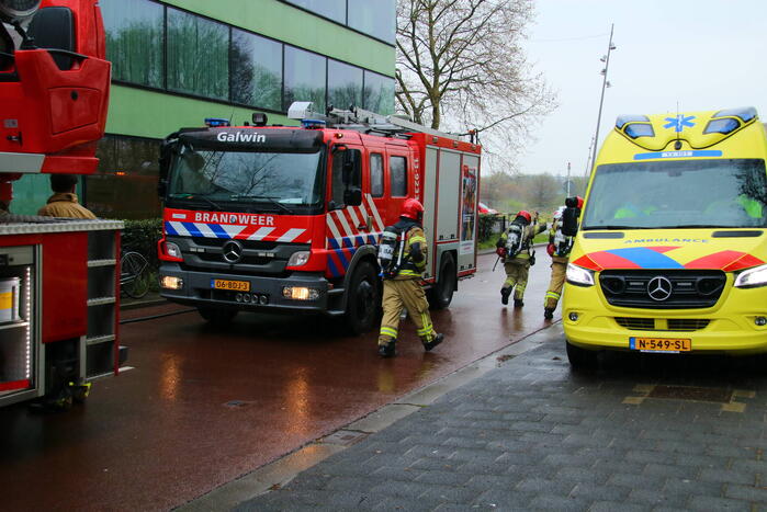 Persoon ademt rook in bij brand