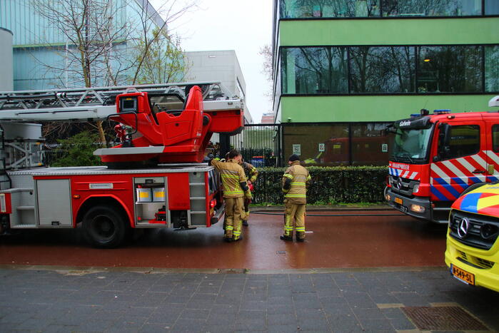 Persoon ademt rook in bij brand