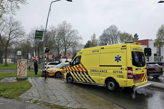 Gewonde nadat automobilist op lantaarnpaal klapt