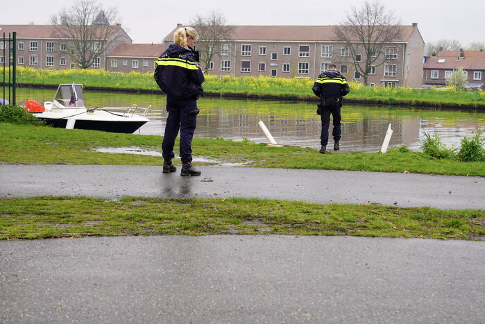 Urenlange berging van bestelbus in het water