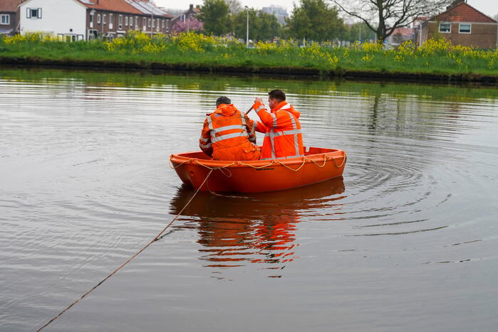 Urenlange berging van bestelbus in het water