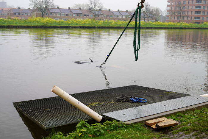 Urenlange berging van bestelbus in het water