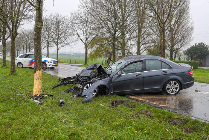 Automobilist gewond bij botsing tegen boom