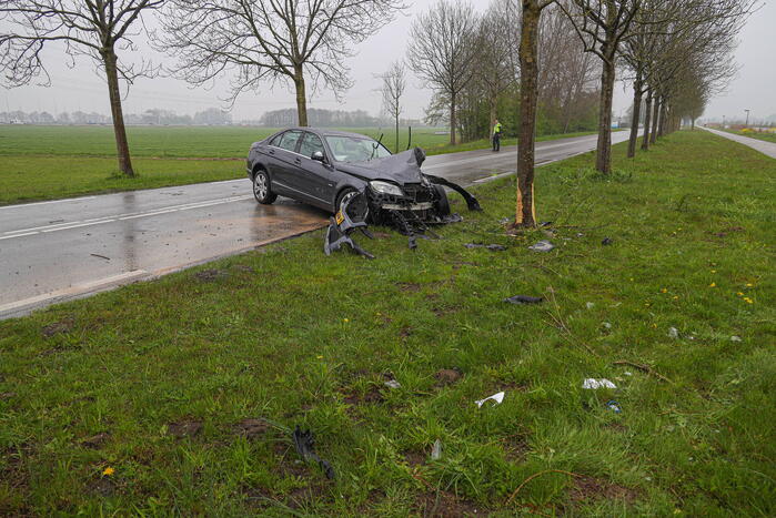 Automobilist gewond bij botsing tegen boom