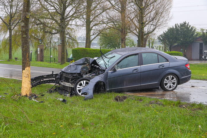 Automobilist gewond bij botsing tegen boom