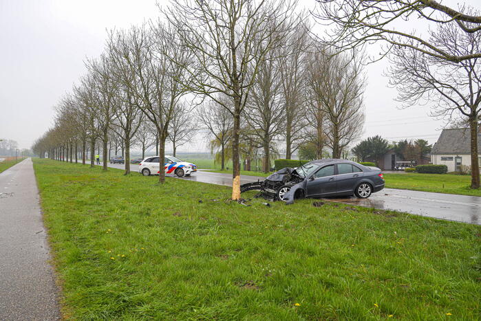 Automobilist gewond bij botsing tegen boom