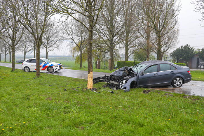 Automobilist gewond bij botsing tegen boom